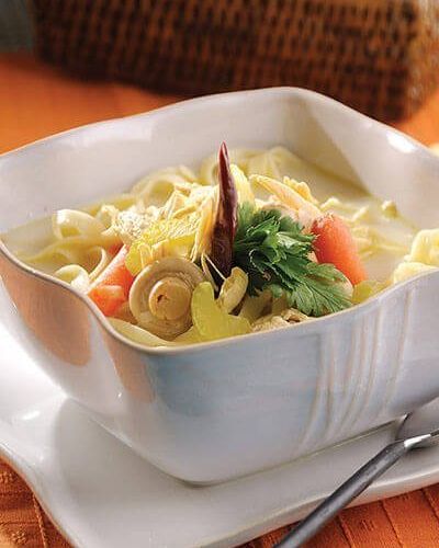 Sopa de tallarines con pollo