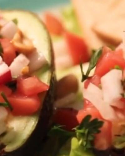 AGUACATES RELLENOS DE CACAHUATES Y VERDURAS