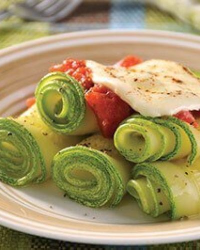 Rollos de calabaza con jitomate y queso