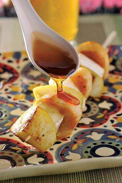 Brochetas de pan con manzana y queso Brie