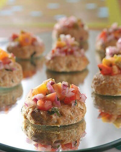 Pastelitos de salmón con pico de gallo de papaya