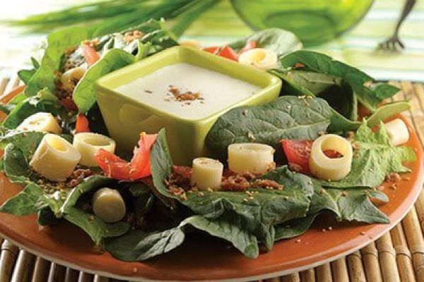 Ensalada de espinaca con aderezo de yogurt