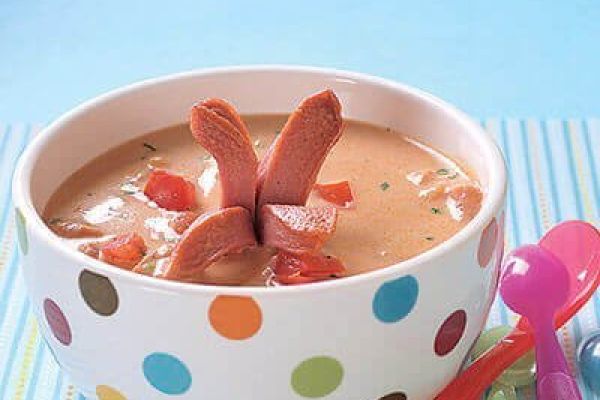 Sopa de tomate con salchicha