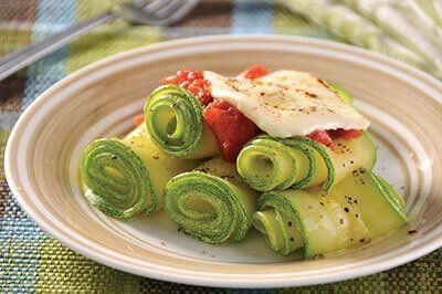 Rollos de calabaza con jitomate y queso