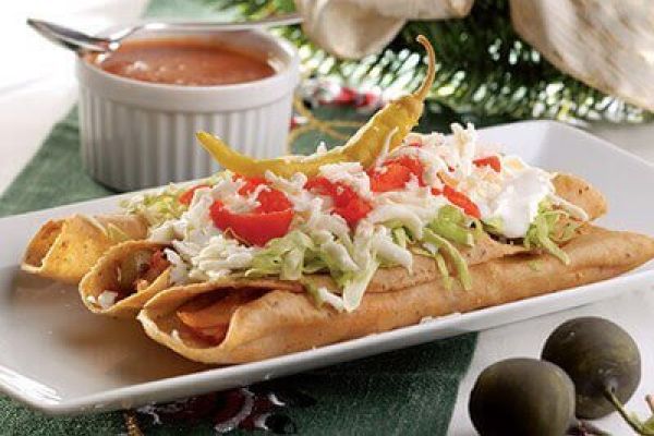 Flautas de bacalao con salsa de chile güero