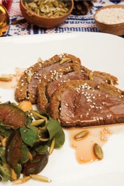 Filete de res en costra de amaranto y salsa de cerveza y miel.