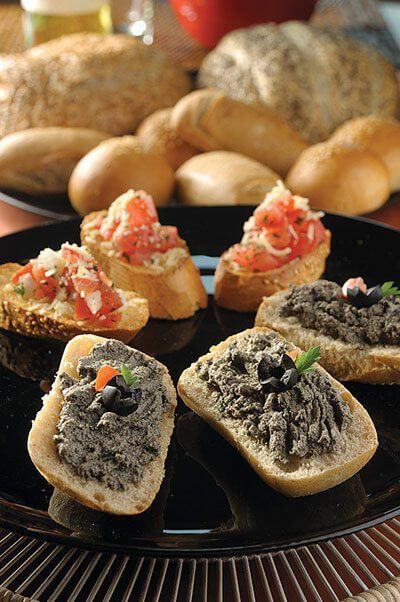 Bruschetta de tomate y dip de aceituna negra (tapenade)