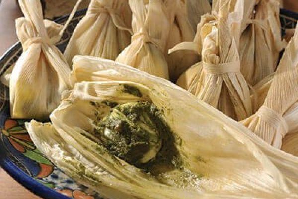 Tamalitos de queso con pesto de pistache