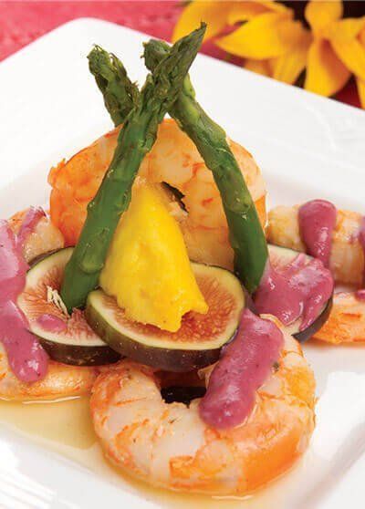 Camarones en salsa de frutos rojos y ensalada de higo