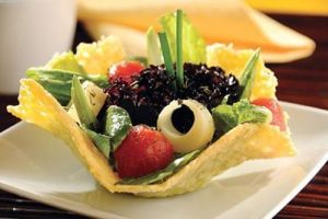 Canasta de queso con ensalada mixta