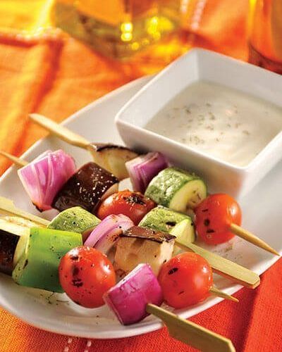 Kebabs de verduras con salsa de yogurt