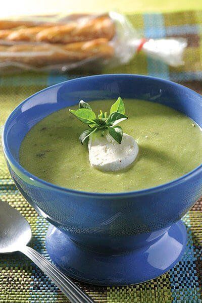 Sopa de chicharos con albahaca