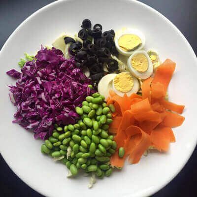 Ensalada de col y edamames