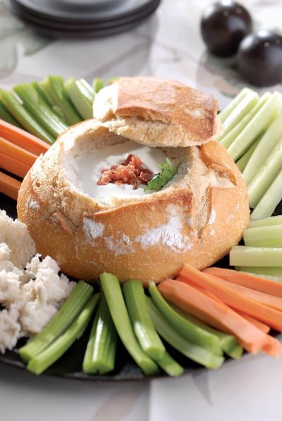 dip de queso azul en vasija de pan