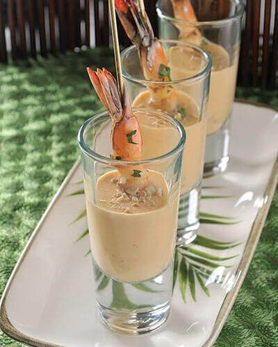 Brochetas de camarón con salsa de coco