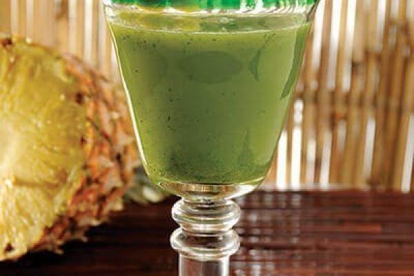 Agua de piña con alfalfa