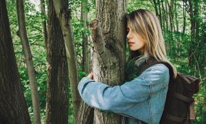 Bájale al estrés abrazando un árbol
