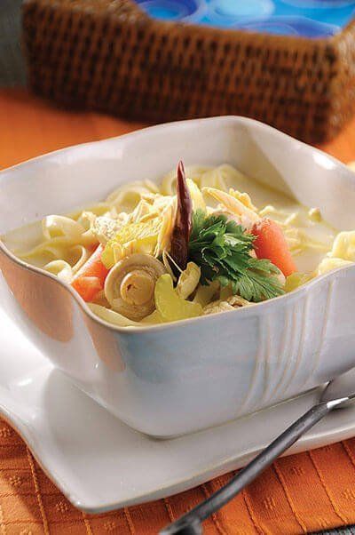 Sopa de tallarines con pollo