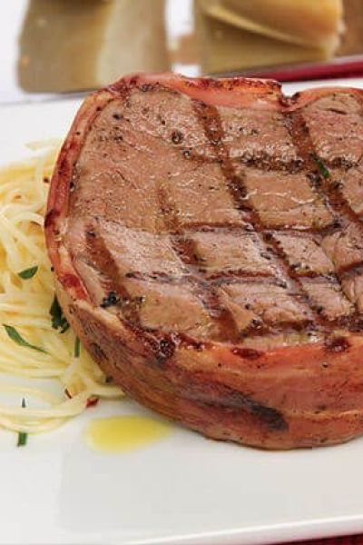 Filete a la parrilla con pasta y verduras asadas