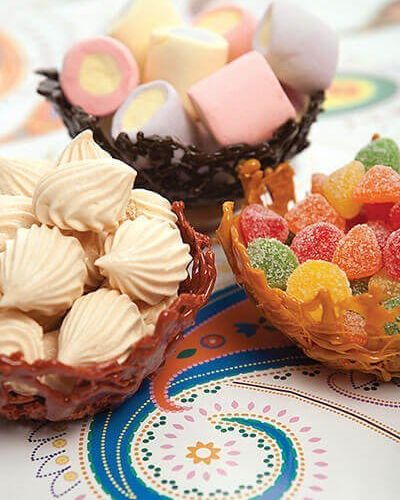 Canastas de caramelo y chocolate