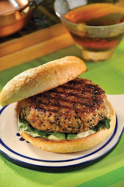 Hamburguesa de salmón con ajonjolí