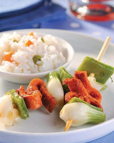 Brochetas de cecina enchilada con arroz