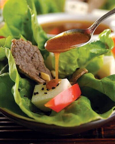 Ensalada con carne de res y vinagreta de tamarindo