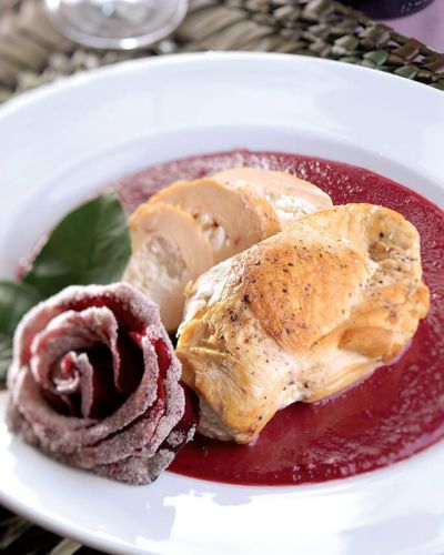 Pechugas rellenas de queso de cabra en salsa de jamaica y petalos de rosa