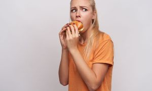 Tres indicadores de que tu “hambre es emocional”