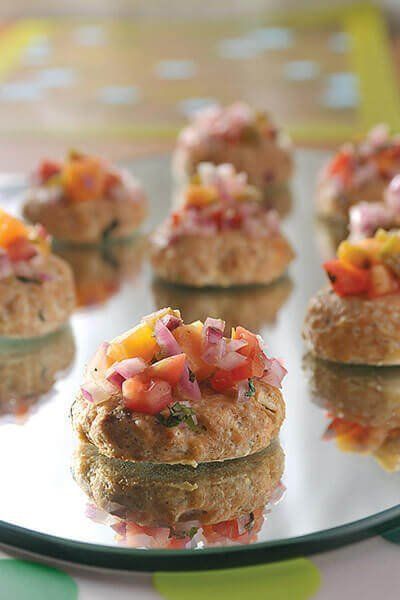 Pastelitos de salmón con pico de gallo de papaya