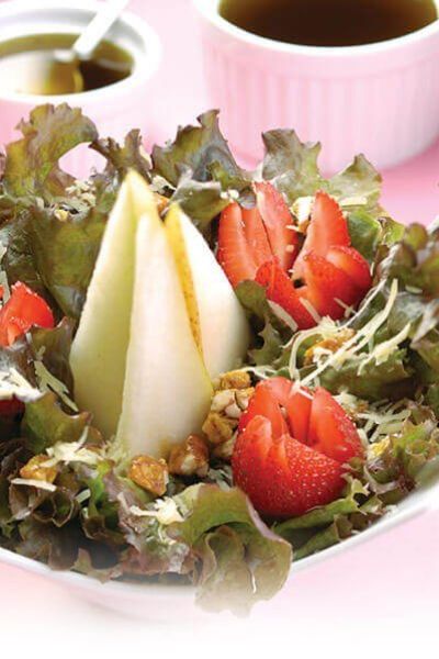 Ensalada de fresas y peras con vinagreta de balsámico