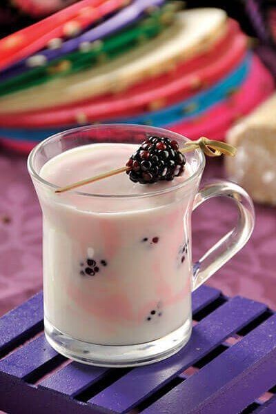 Bebida fantasmal de chocolate y zarzamoras