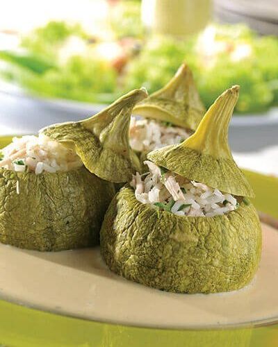 Calabacitas rellenas de carne y arroz con salsa de yogurt