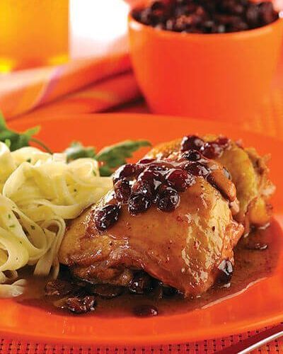 Pollo con especias y arándanos