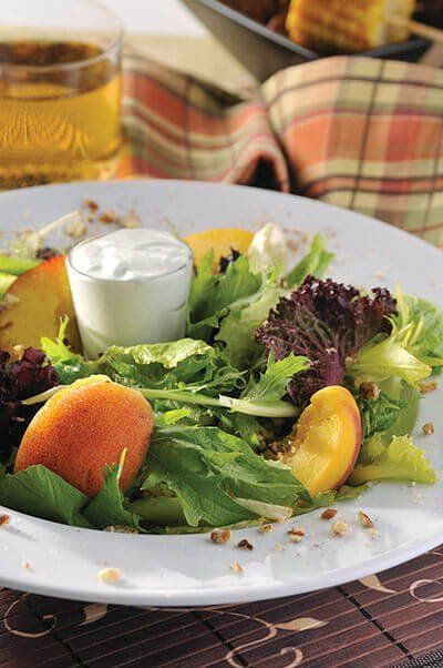 Ensalada de duraznos con aderezo de yogurt y queso azul