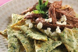 Chilaquiles verdes de chile poblano con arrachera