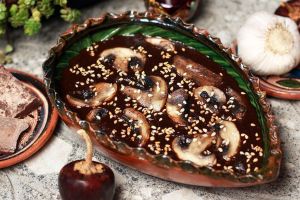 Mole casero con champiñones