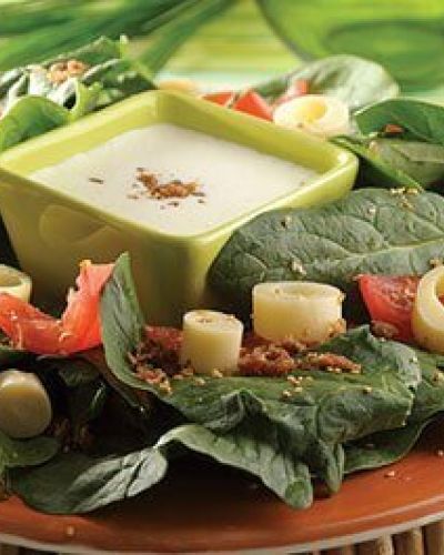 Ensalada de espinaca con aderezo de yogurt
