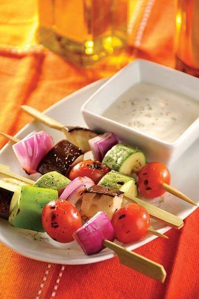 Kebabs de verduras con salsa de yogurt