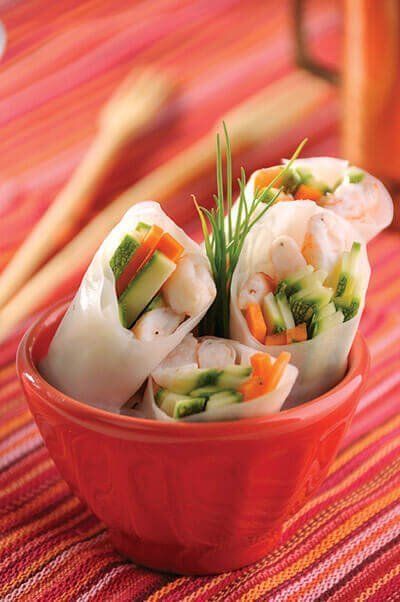 Hojas de arroz con verduras y camarones