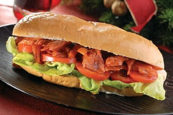 Baguette de recalentado de pavo navideño con salsa barbecue