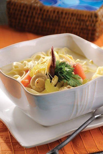 Sopa de tallarines con pollo