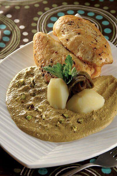 Pollo con molito de pistaches