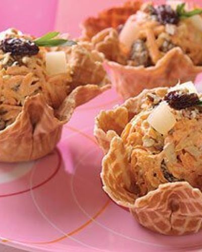 Canastas  de galleta con ensalada de zanahoria y piña