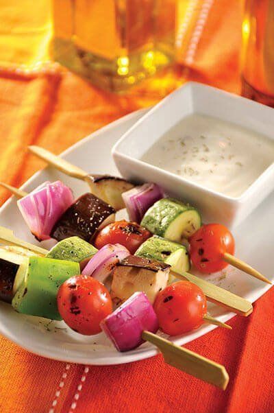 Kebabs de verduras con salsa de yogurt