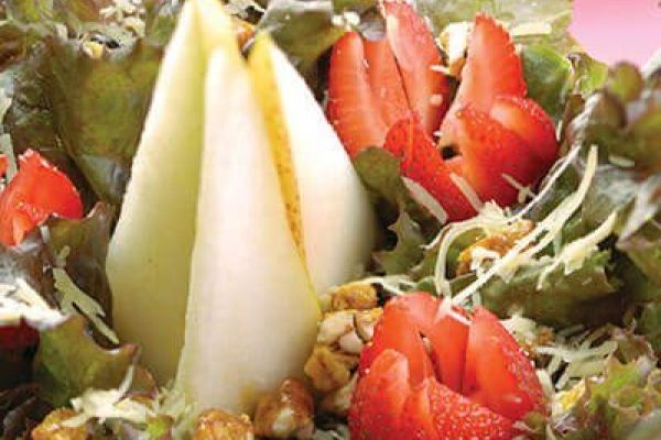Ensalada de fresas y peras con vinagreta de balsámico