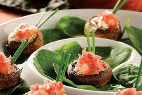 Champiñones rellenos de salami y queso