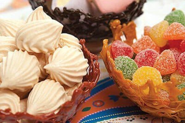 Canastas de caramelo y chocolate