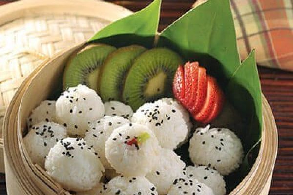 Bolitas de sushi con frutas