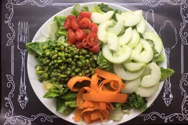 Ensalada de edamames con pepino y zanahoria